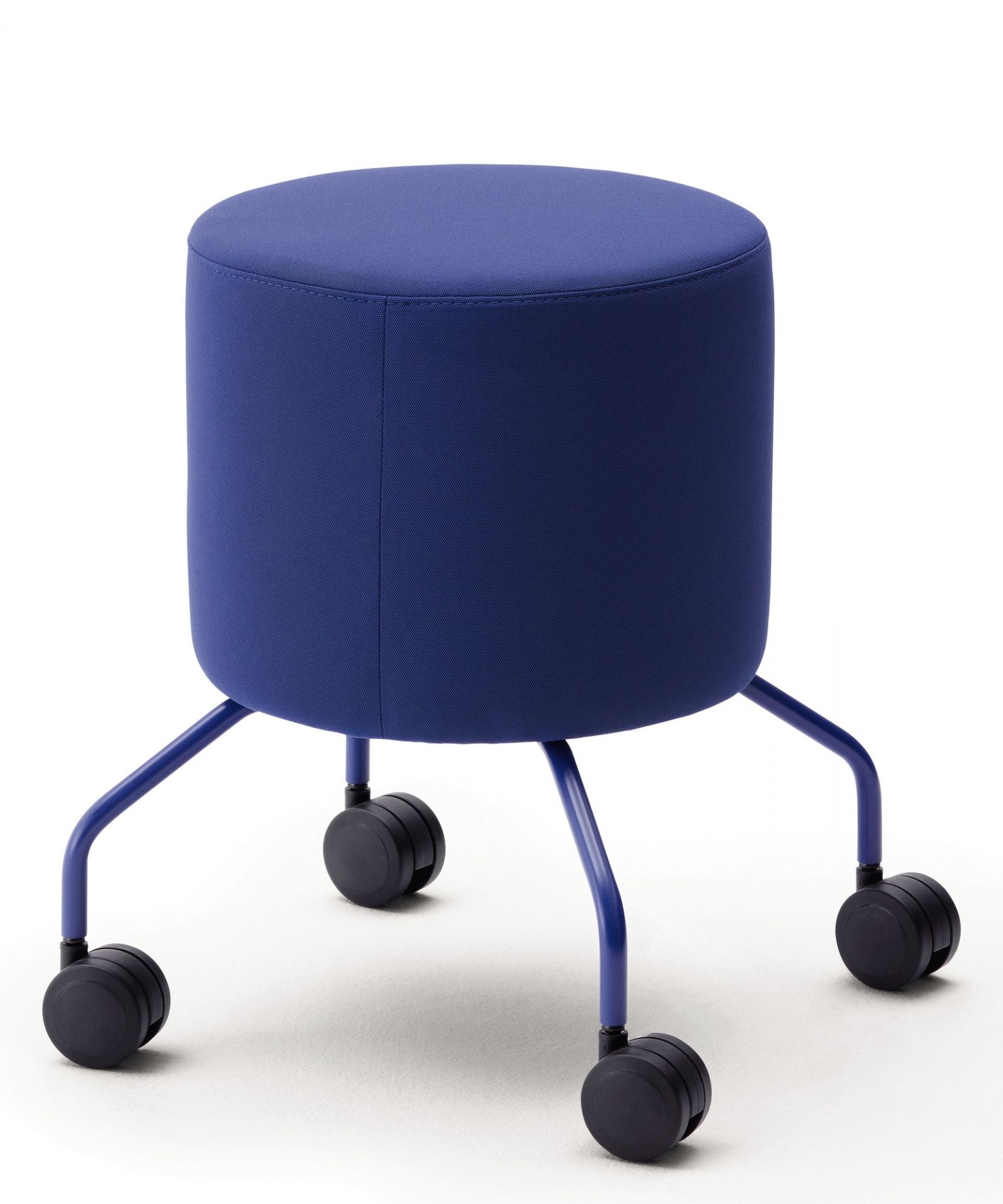Blauer Drop Hocker auf Rollen von Cor, gepolstert und modern für Büro und Zuhause.
